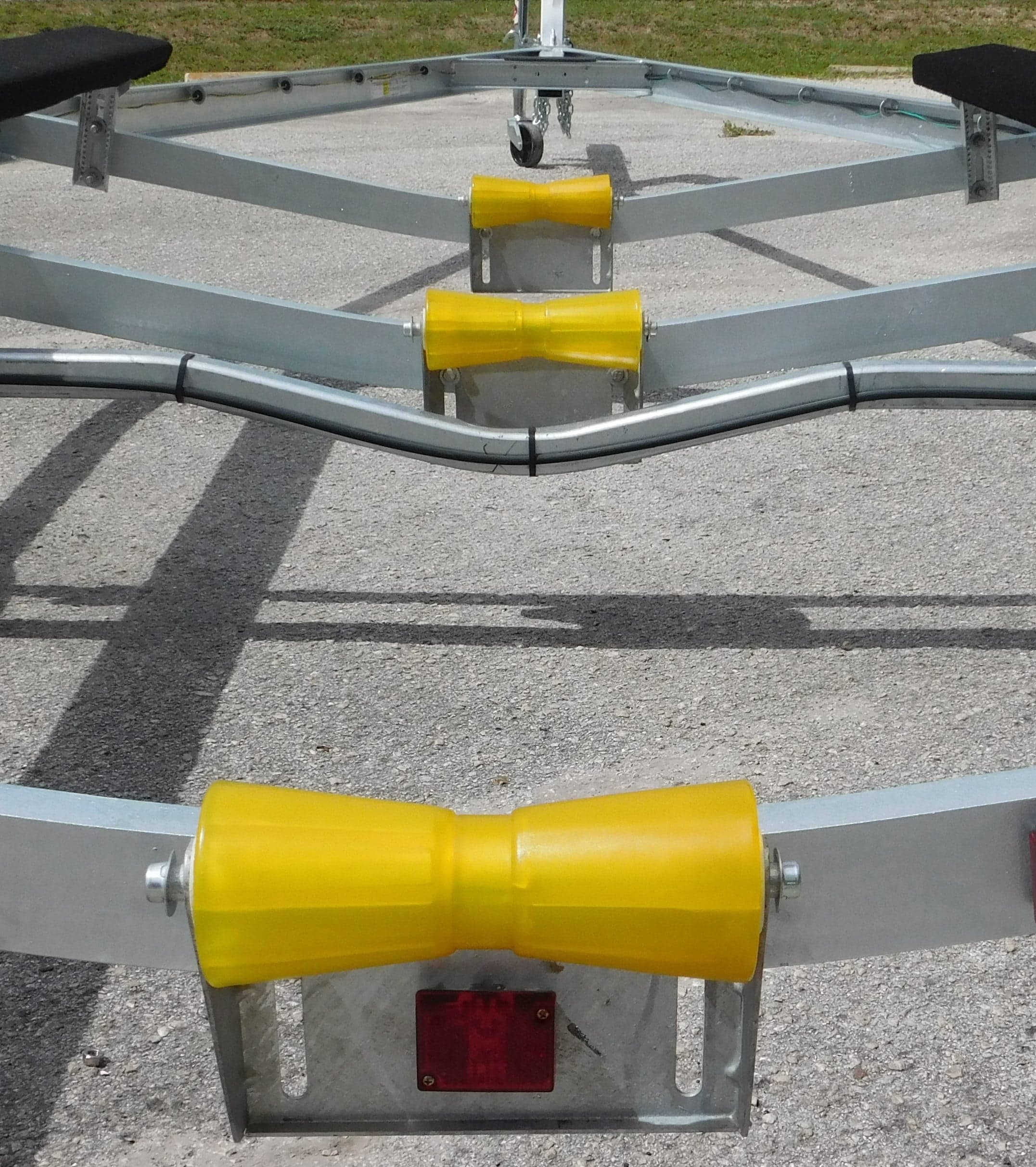 KEEL ROLL BRACKET ASSY - 10" Keel-Poly